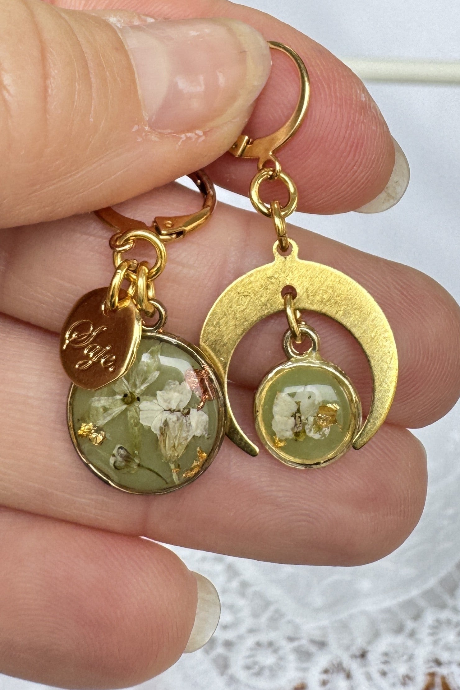 Boucles d'oreilles asymétriques - Alice (Blanches et Vertes)