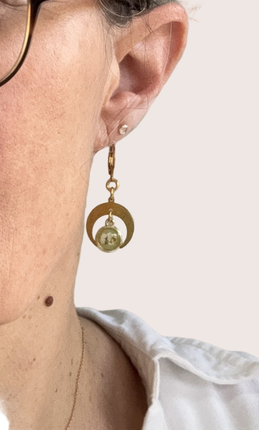 Boucles d'oreilles asymétriques - Alice (Blanches et Vertes)
