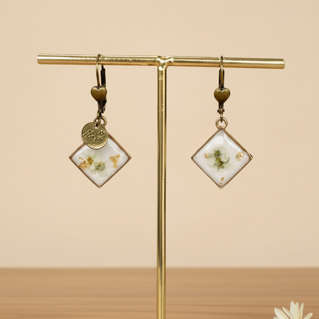Boucles d'oreilles vintage Éclat Bronze, carré résine blanche et fleur de myosotis blanc, Sajecréa.