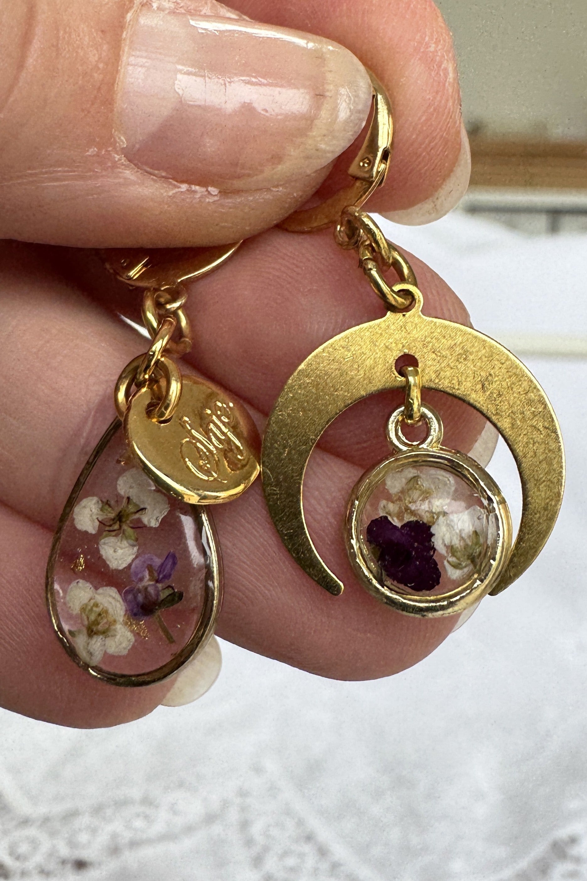 Boucles d'oreilles asymétriques - Alice (Blanches & Violettes)