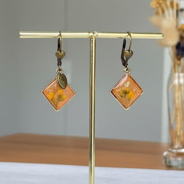 Boucles d'oreilles vintage Éclat Bronze, carré résine orange et fleur de trèfle, Sajecréa.