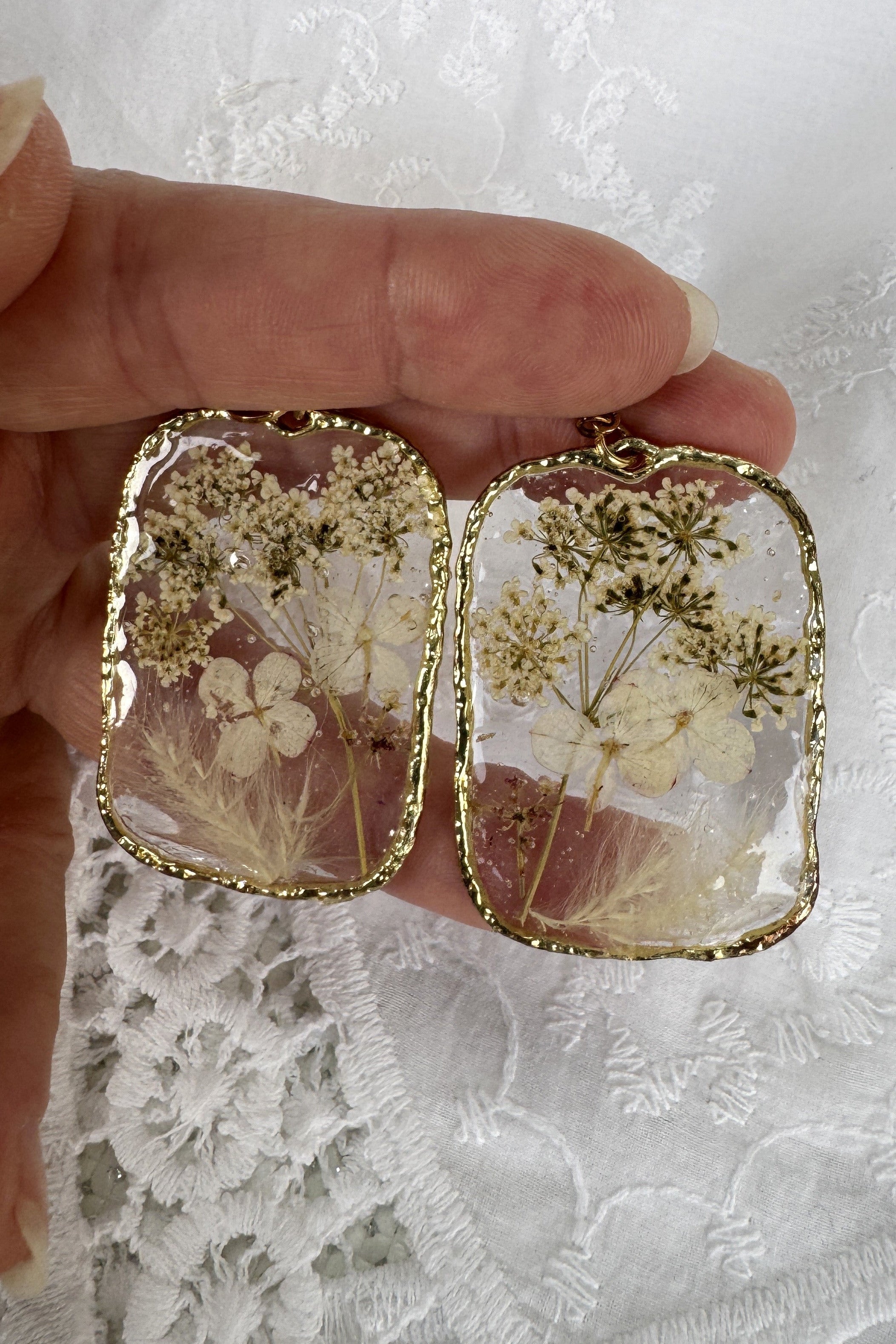 Grandes résines dorées Fleurs blanches
