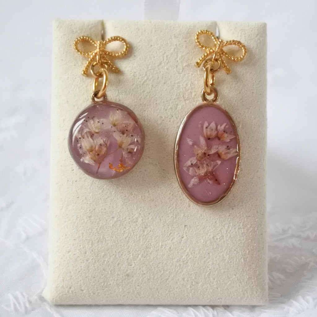 Boucles d'oreilles pendantes asymétriques - Nœuds roses
