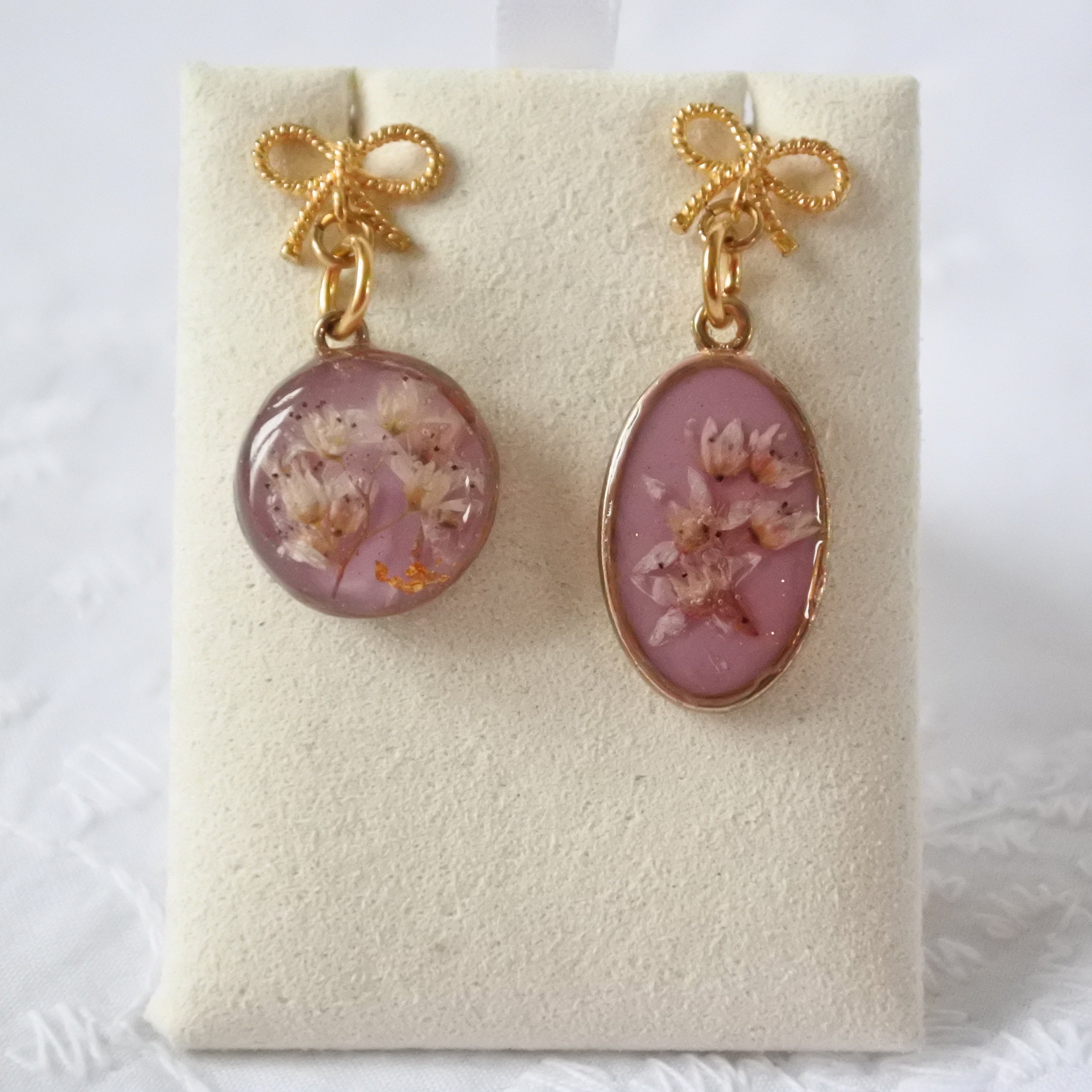Boucles d'oreilles pendantes asymétriques - Nœuds roses