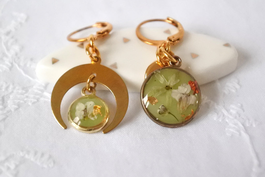 Boucles d'oreilles asymétriques - Alice (Blanches et Vertes)