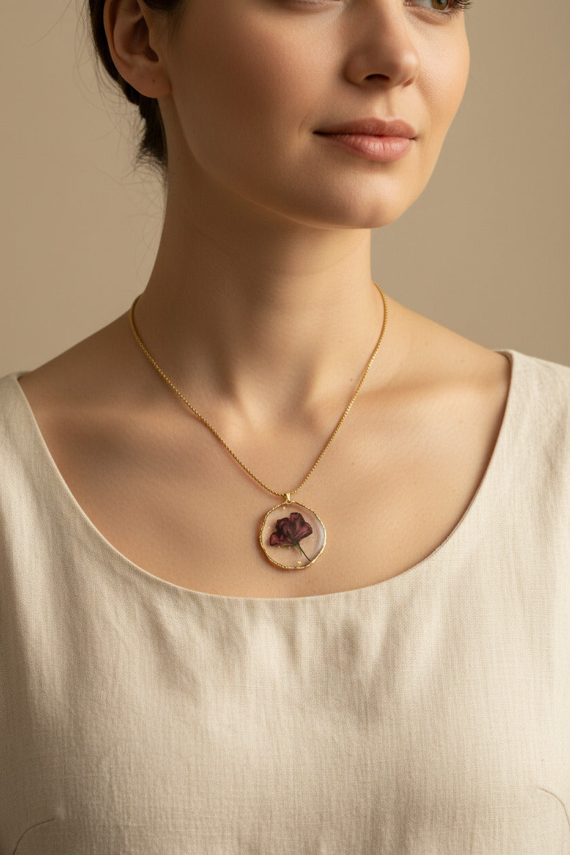 Collier pendentif rond – Fleur bordeaux