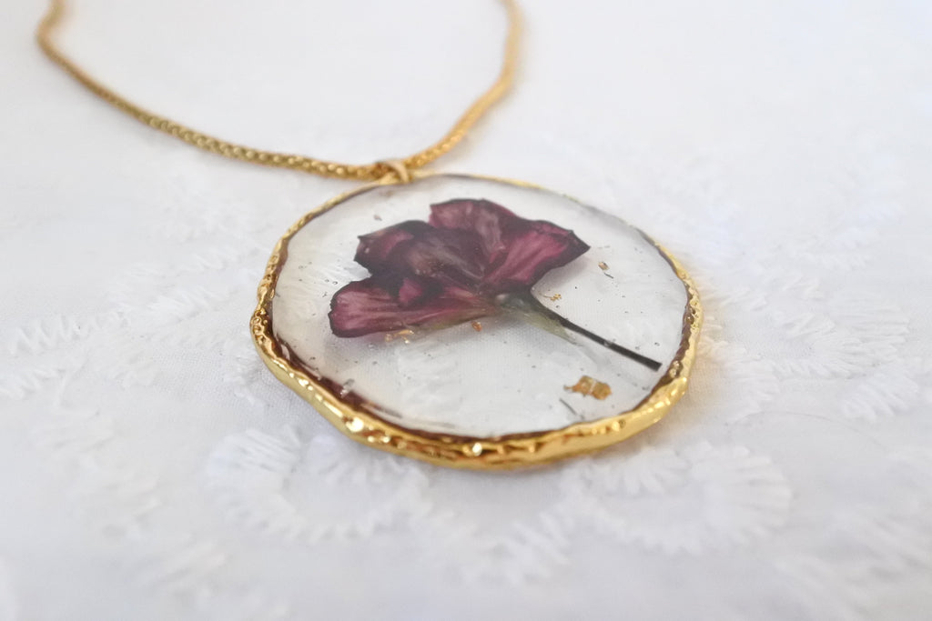 Collier pendentif rond – Fleur bordeaux
