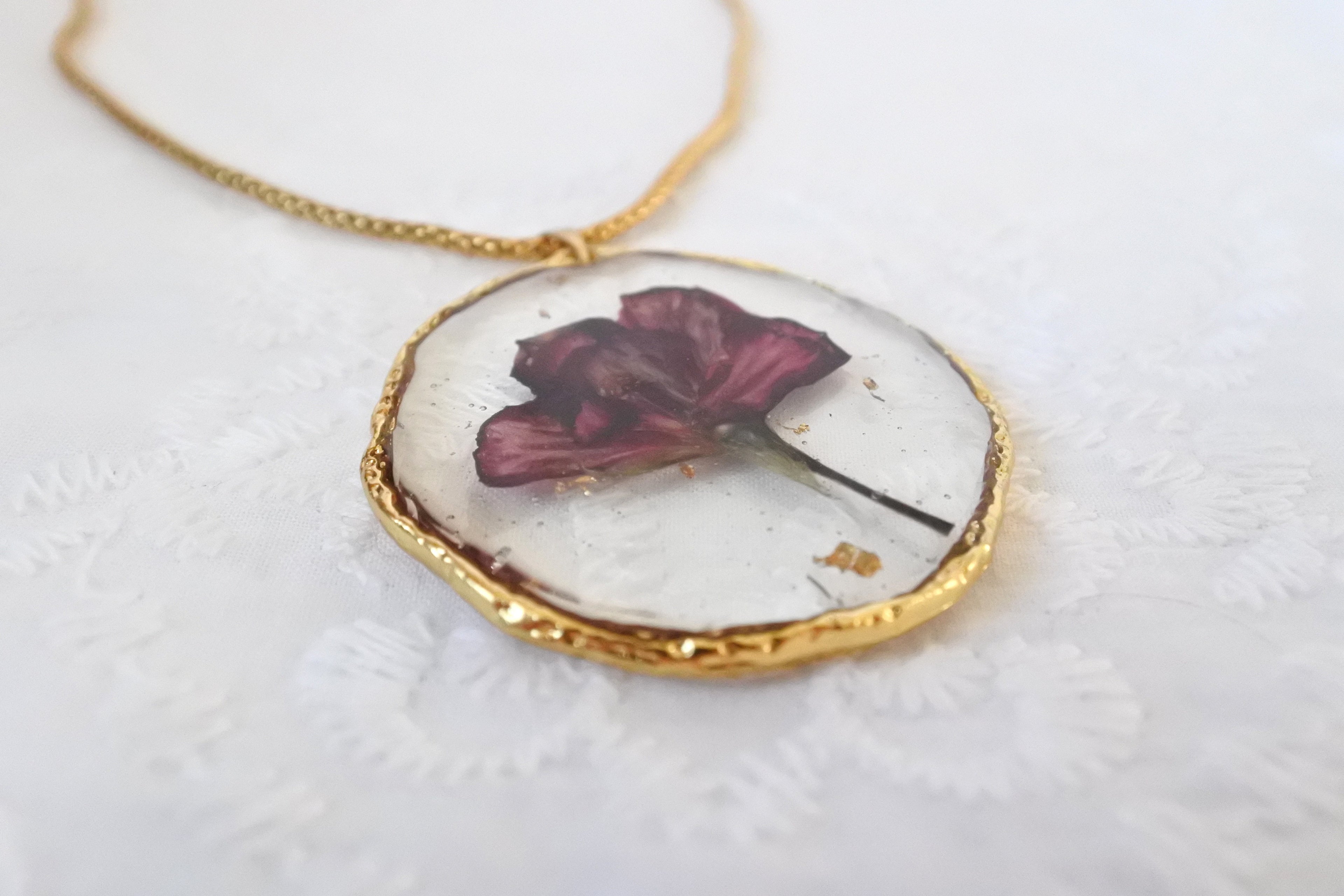 Collier pendentif rond – Fleur bordeaux