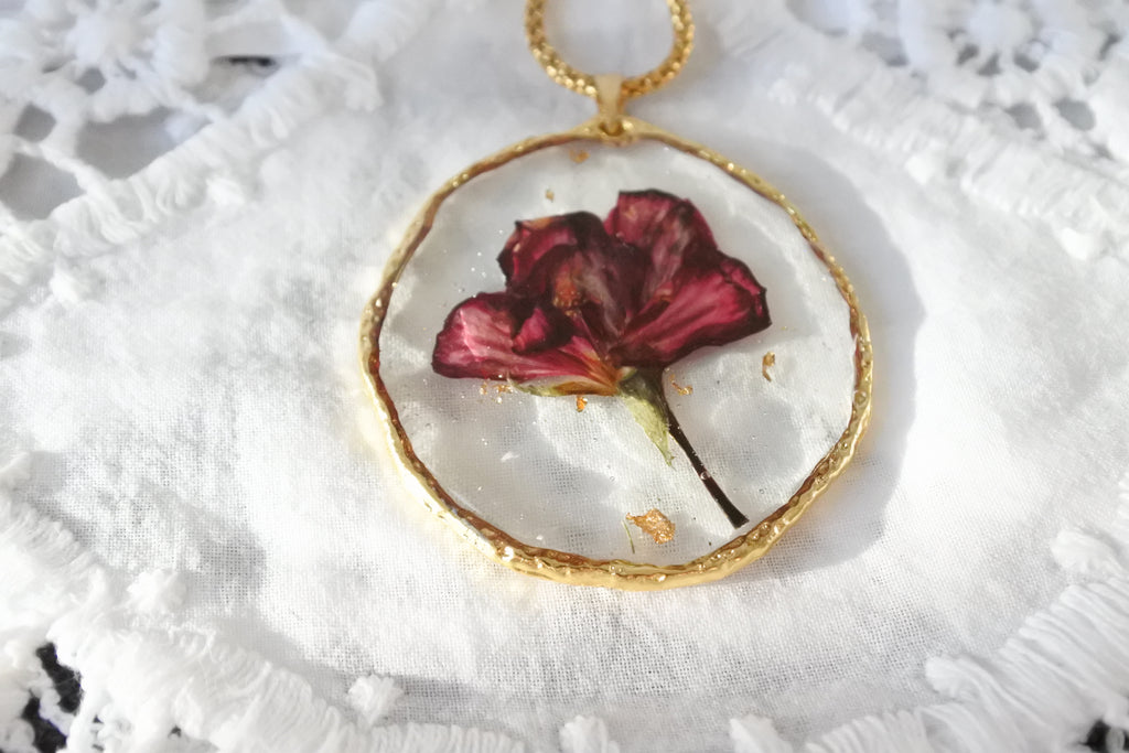 Collier pendentif rond – Fleur bordeaux