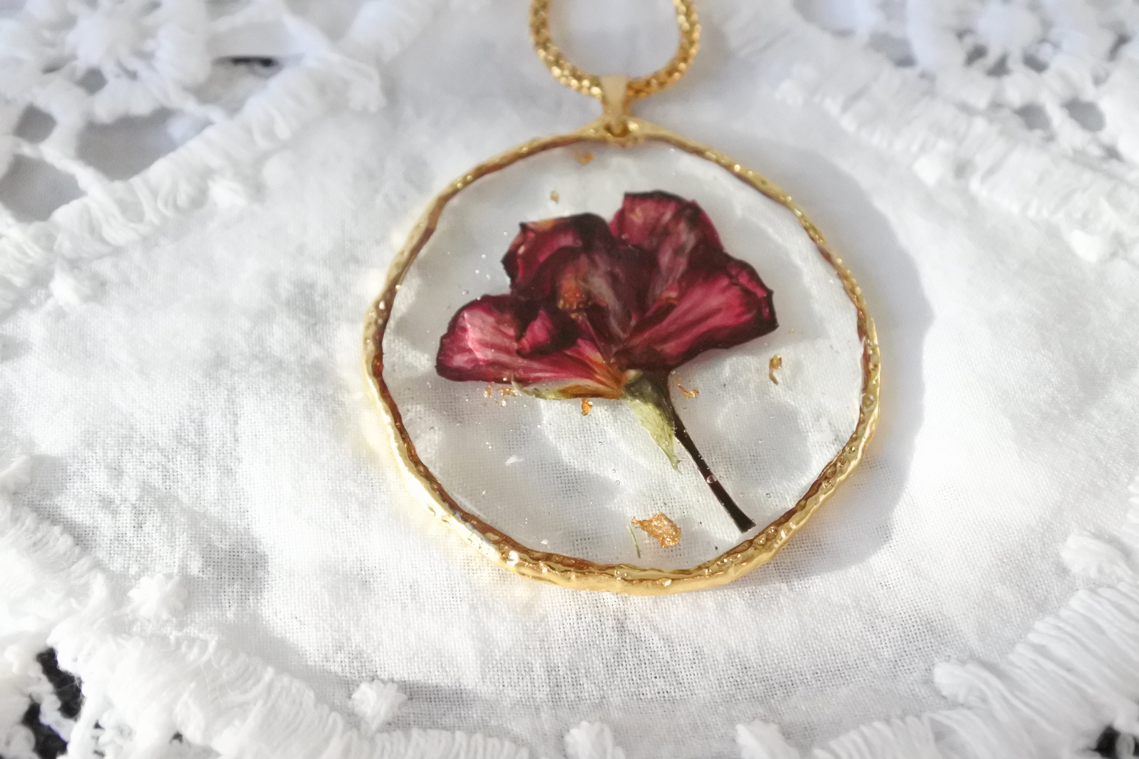 Collier pendentif rond – Fleur bordeaux