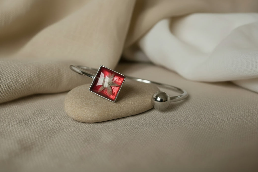 Bracelet jonc rubis - Fleur blanche