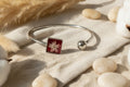 Bracelet jonc rubis - Fleur blanche
