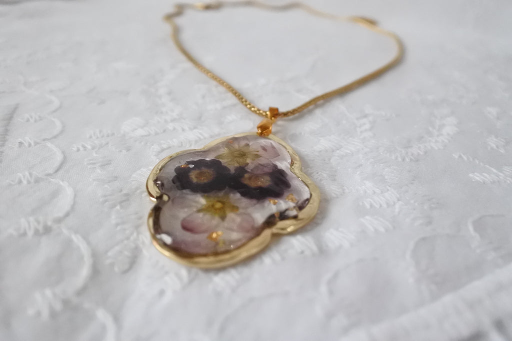 Collier pendentif feuille – Fleurs de primevères