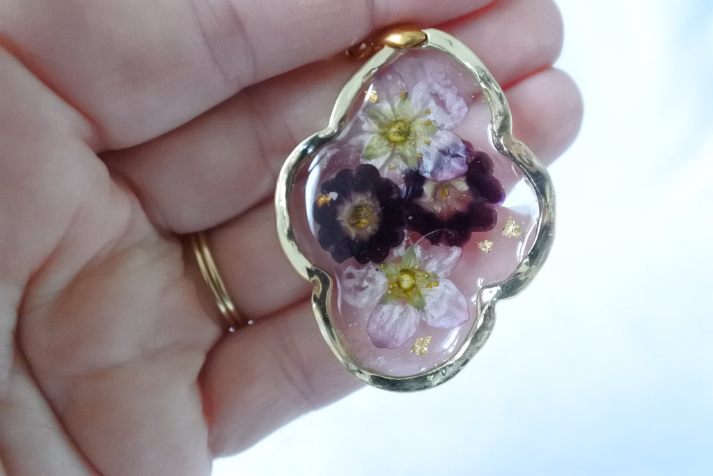 Collier pendentif feuille – Fleurs de primevères