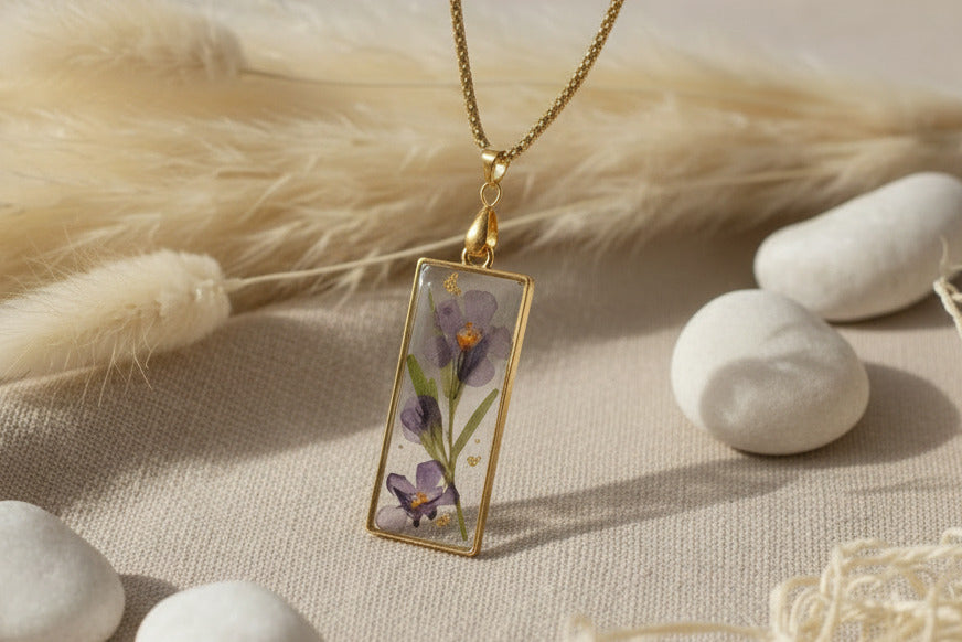 Collier pendentif rectangle – Fleurs de violette de Perse