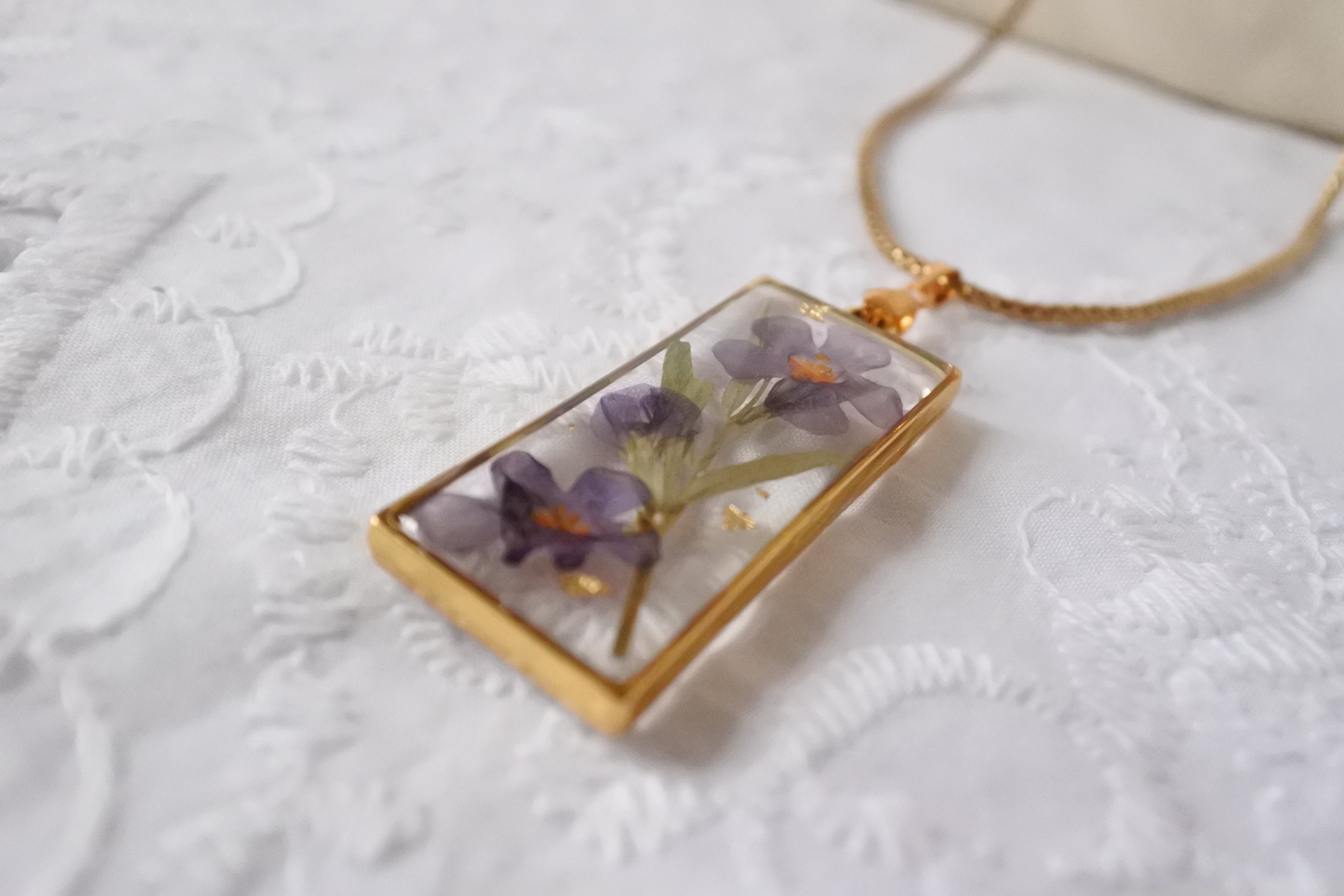 Collier pendentif rectangle – Fleurs de violette de Perse