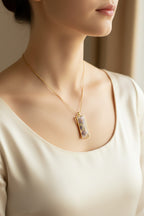 Collier pendentif rectangle – Fleurs de violette de Perse