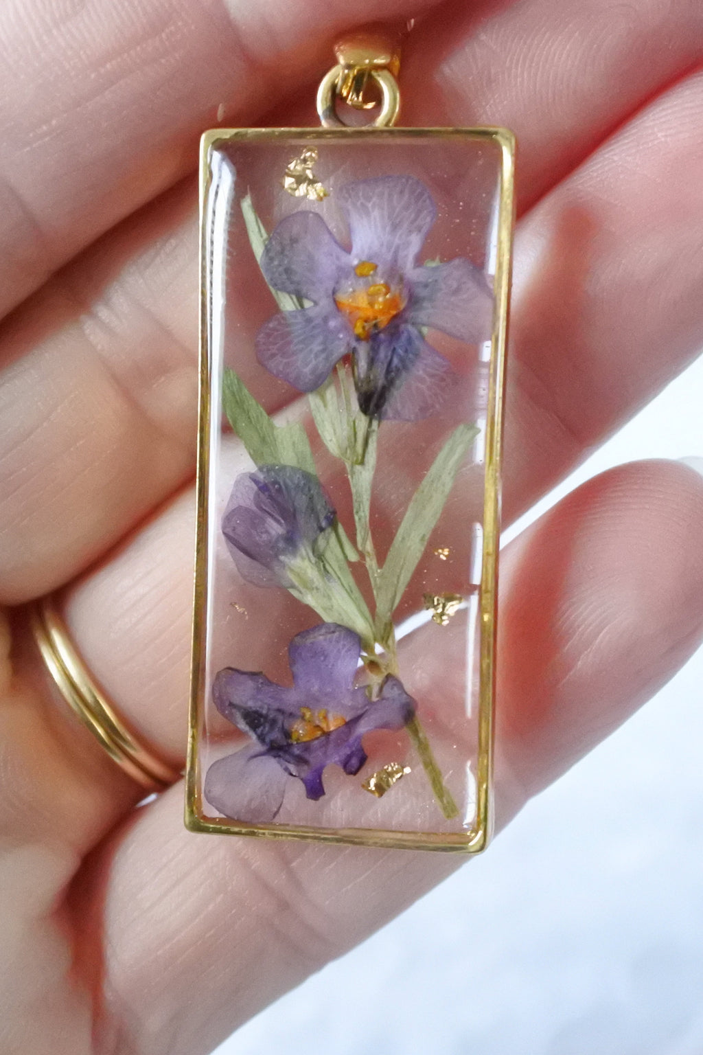 Collier pendentif rectangle – Fleurs de violette de Perse