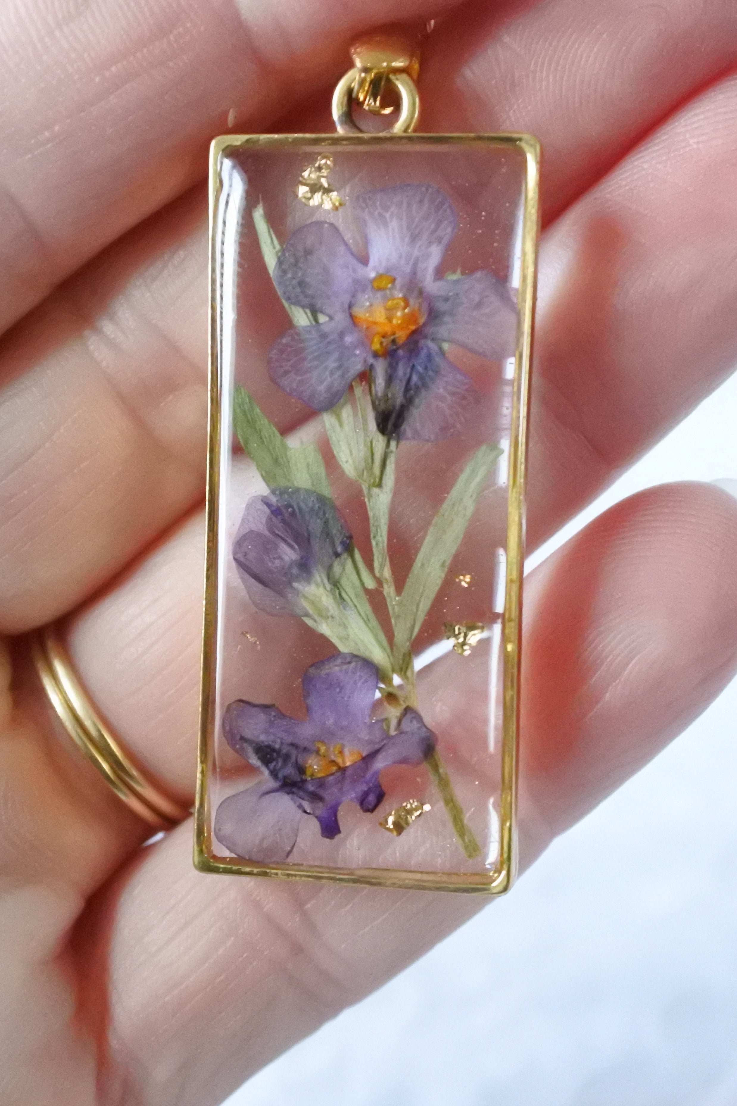 Collier pendentif rectangle – Fleurs de violette de Perse