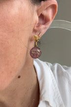 Boucles d'oreilles pendantes asymétriques - Nœuds roses