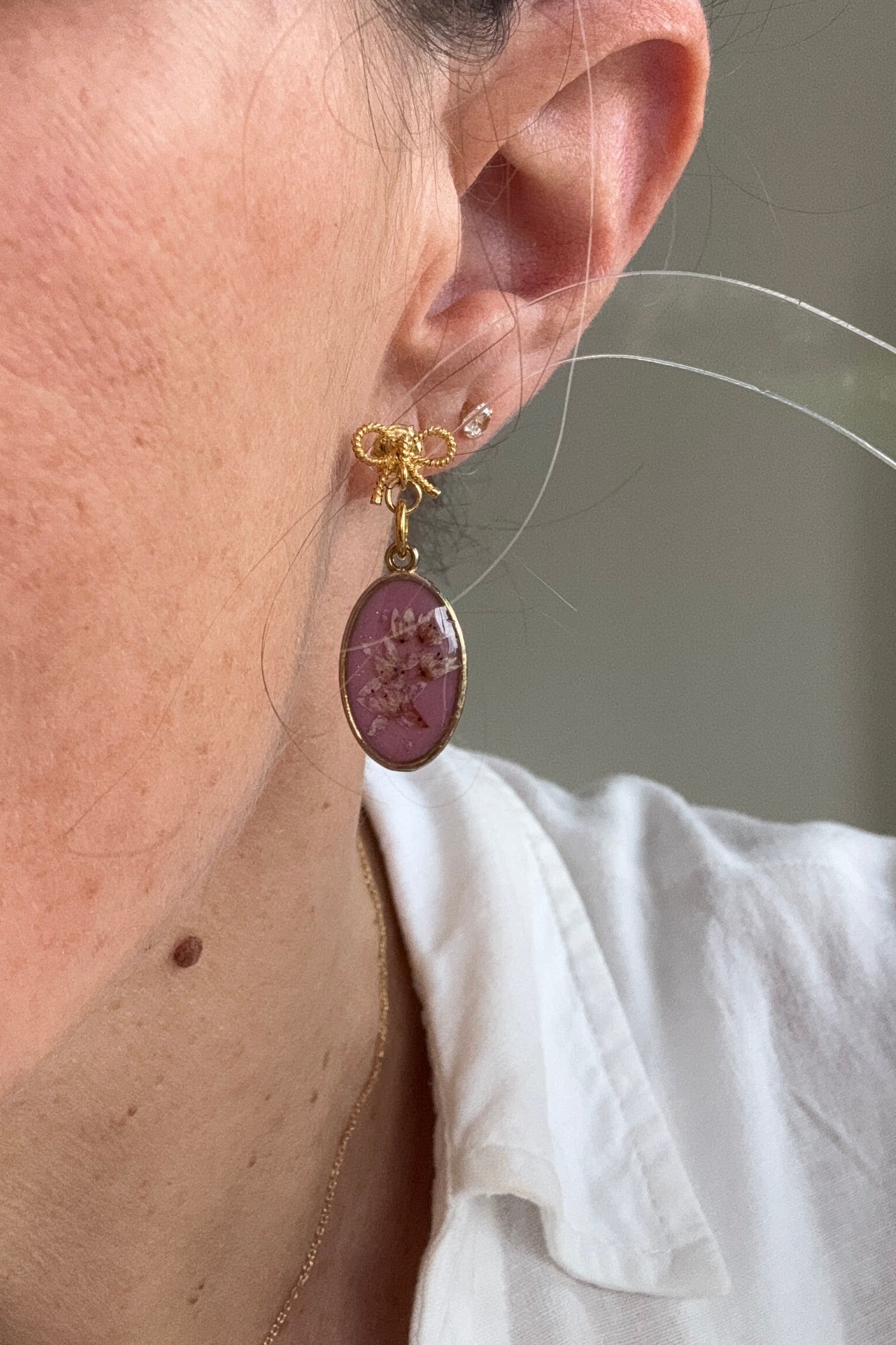 Boucles d'oreilles pendantes asymétriques - Nœuds roses