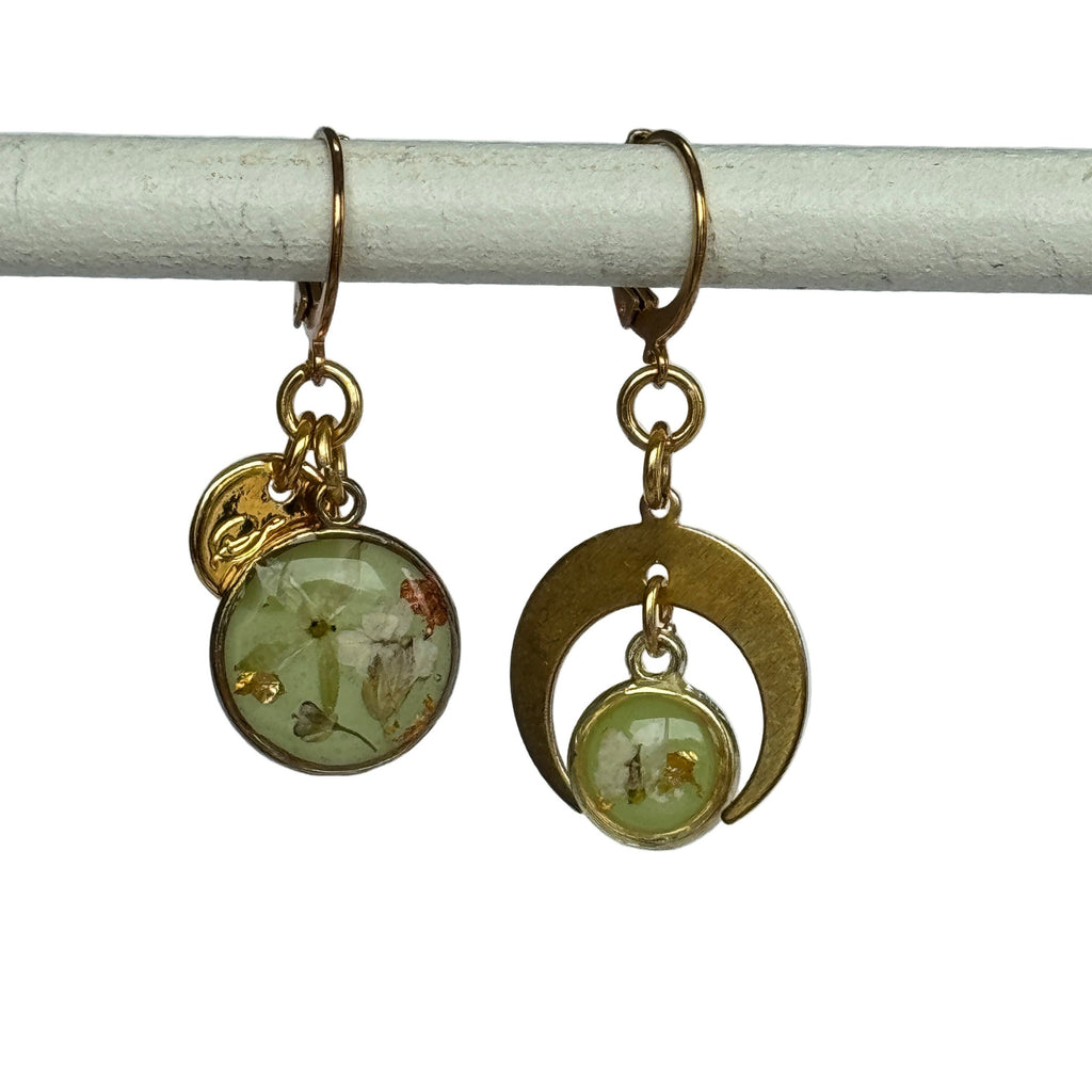 Boucles d'oreilles asymétriques - Alice (Blanches et Vertes)
