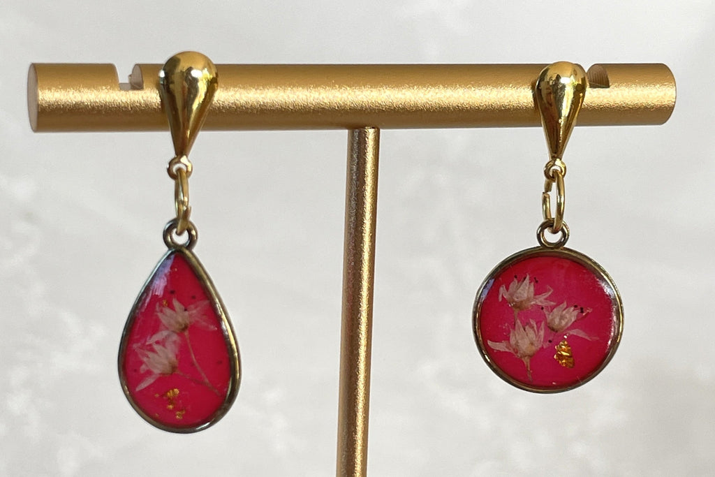 Boucles d'oreilles pendantes asymétriques - Gouttes rouges