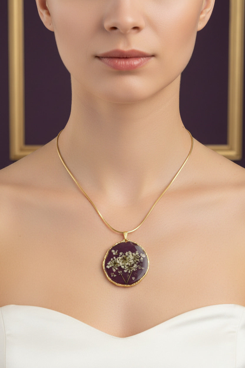 Collier pendentif rond – Carotte sauvage & Prune