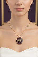 Collier pendentif rond – Carotte sauvage & Prune