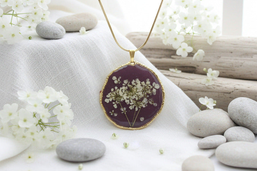 Collier pendentif rond – Carotte sauvage & Prune
