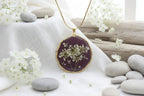 Collier pendentif rond – Carotte sauvage & Prune