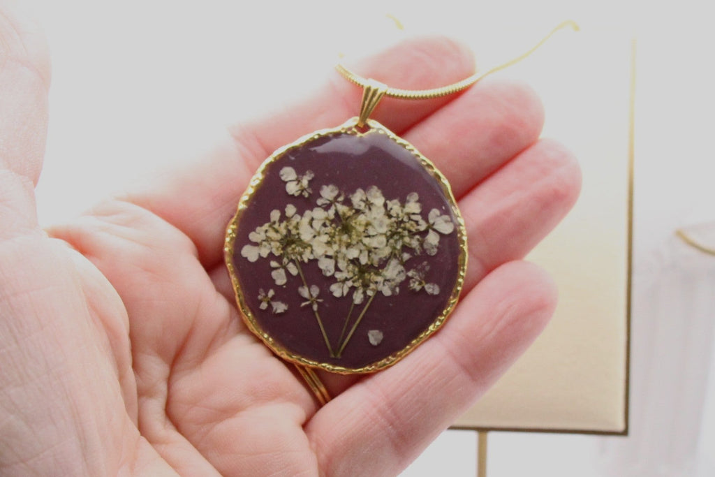 Collier pendentif rond – Carotte sauvage & Prune