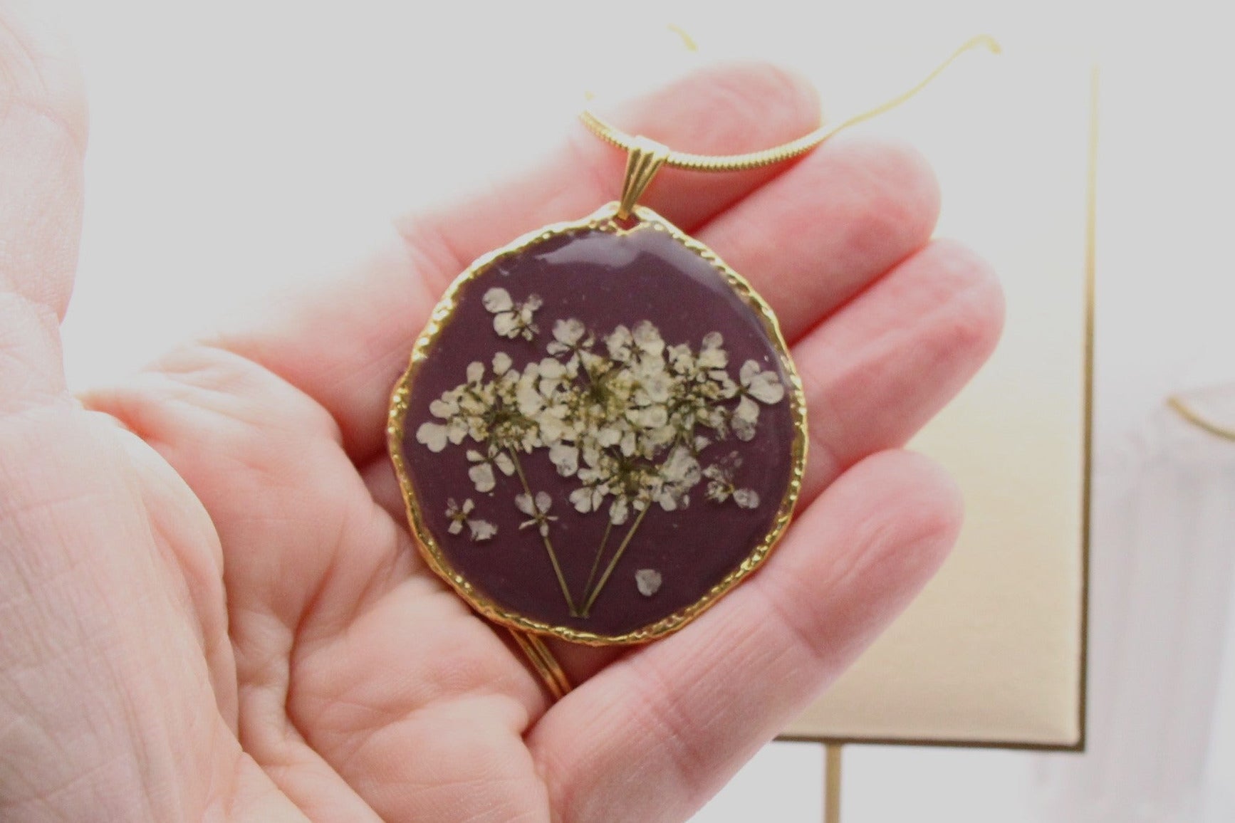 Collier pendentif rond – Carotte sauvage & Prune
