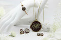 Parure florale — Fleurs blanches sur fond prune