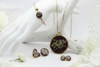 Parure florale — Fleurs blanches sur fond prune
