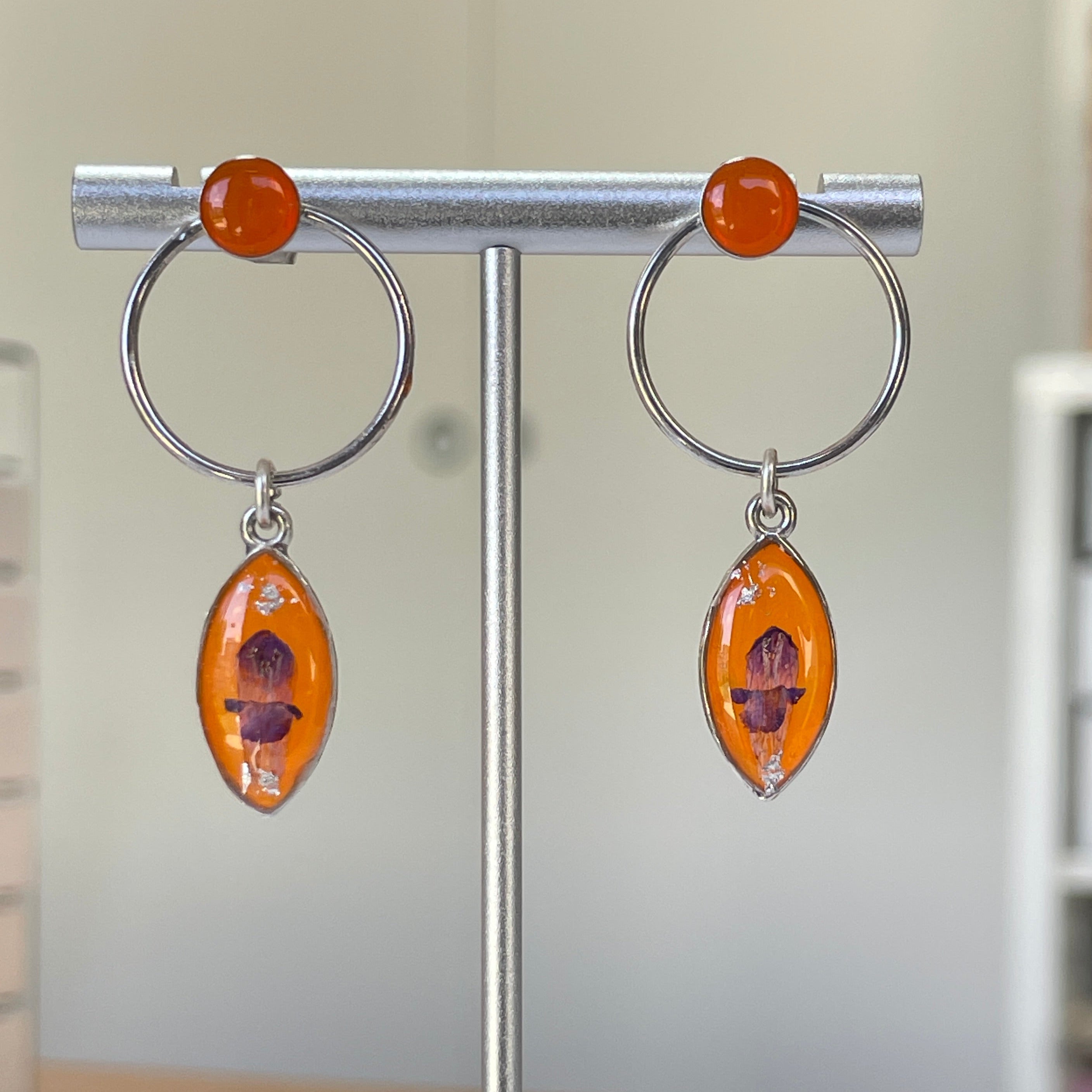 Boucles d'oreilles artisanales Aura, fleurs de Vipérine orange et argent 999, création La Rochelle.