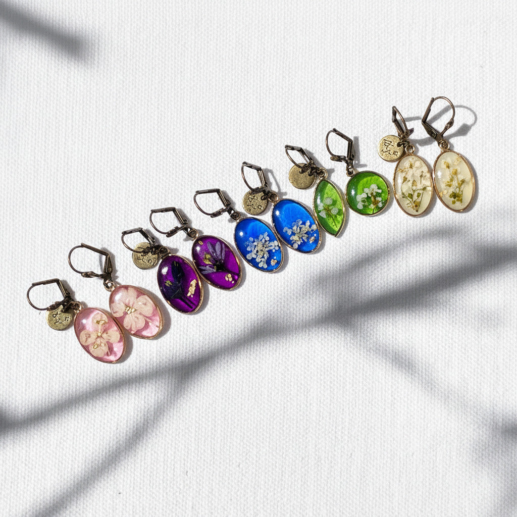 Boucles d'oreilles vintage Éclat Bronze, ovale résine colorée et fleur naturelles, Sajecréa.