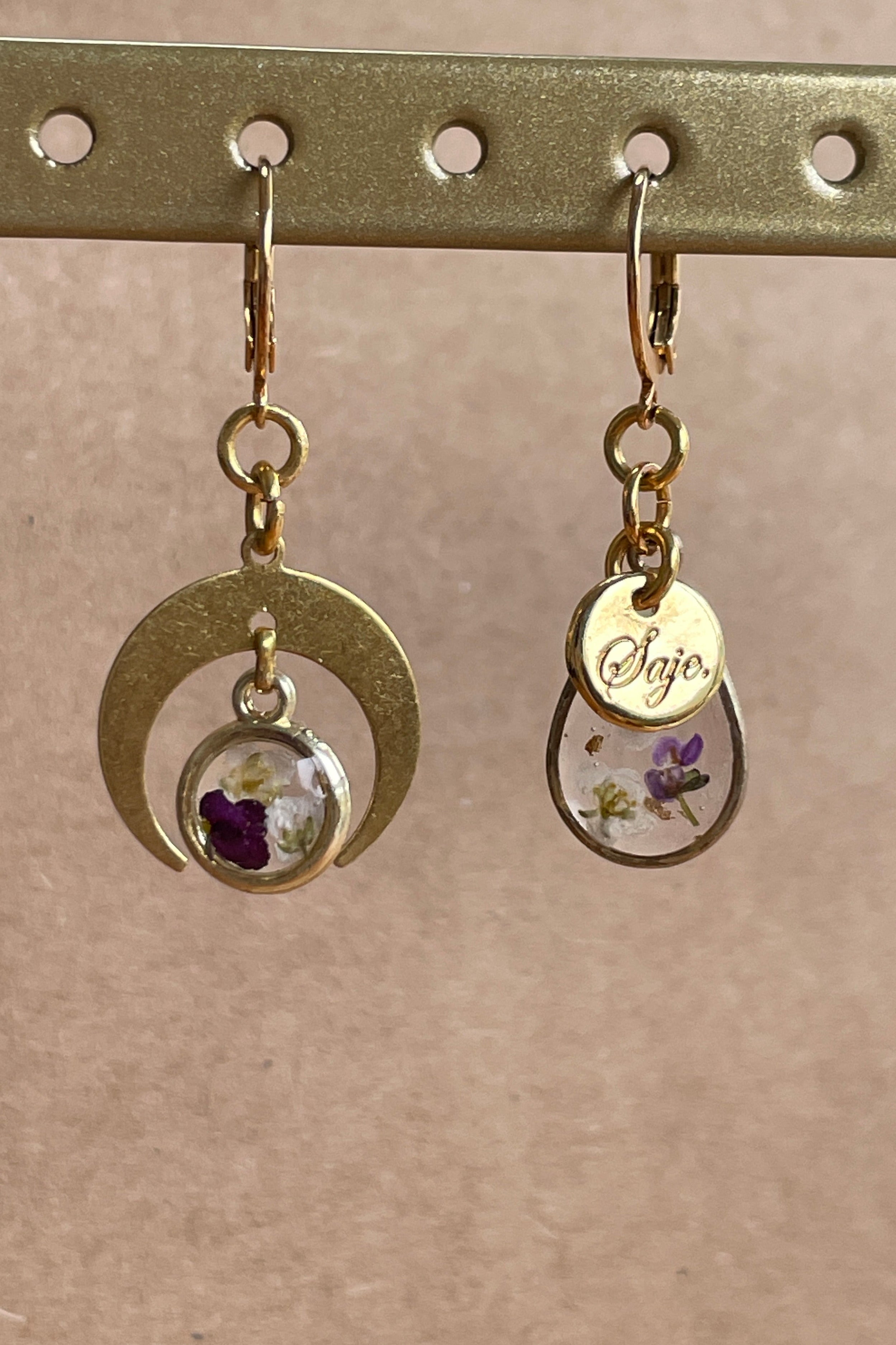 Boucles d'oreilles asymétriques - Alice (Blanches & Violettes)