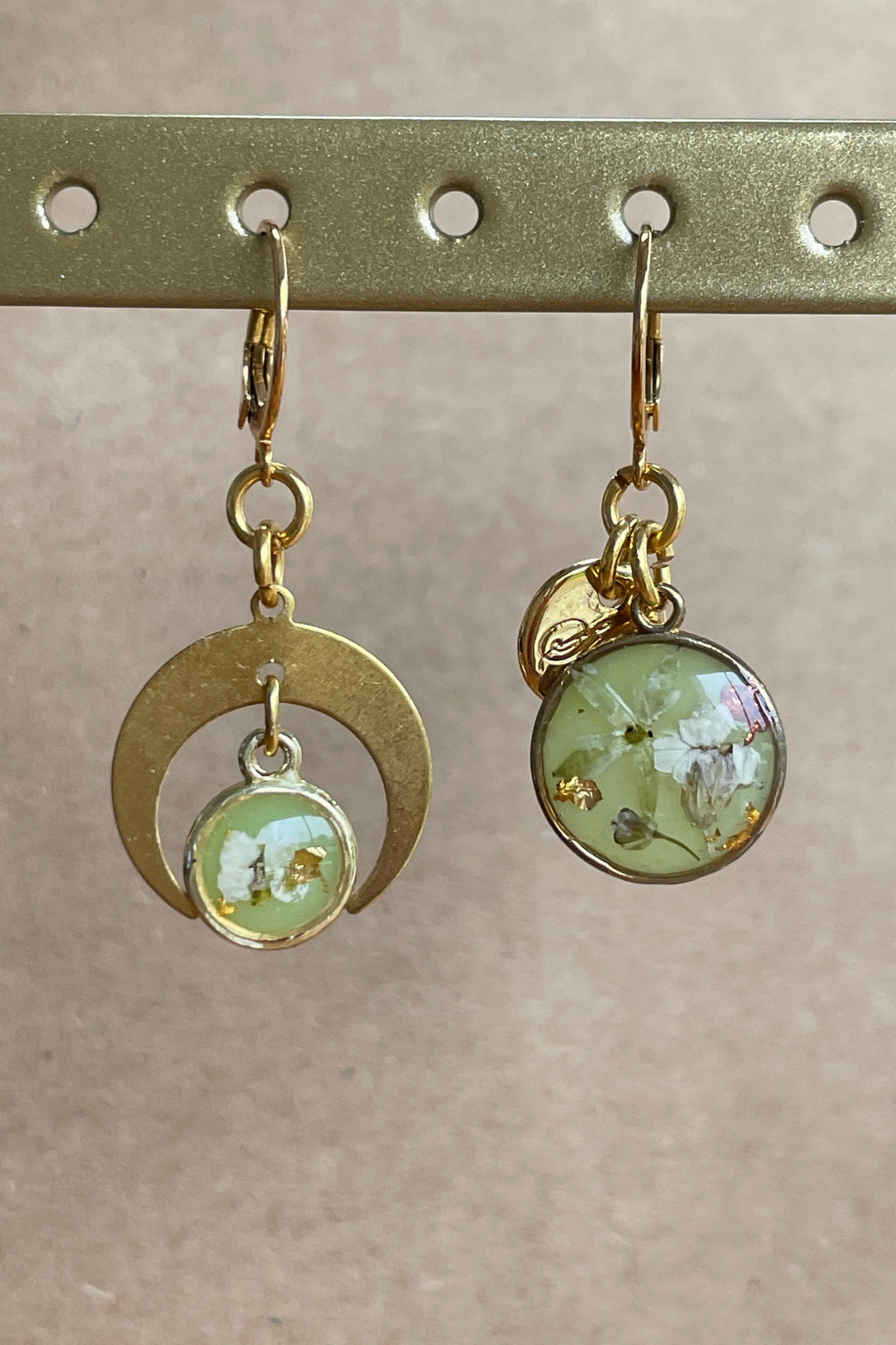 Boucles d'oreilles asymétriques - Alice (Blanches et Vertes)