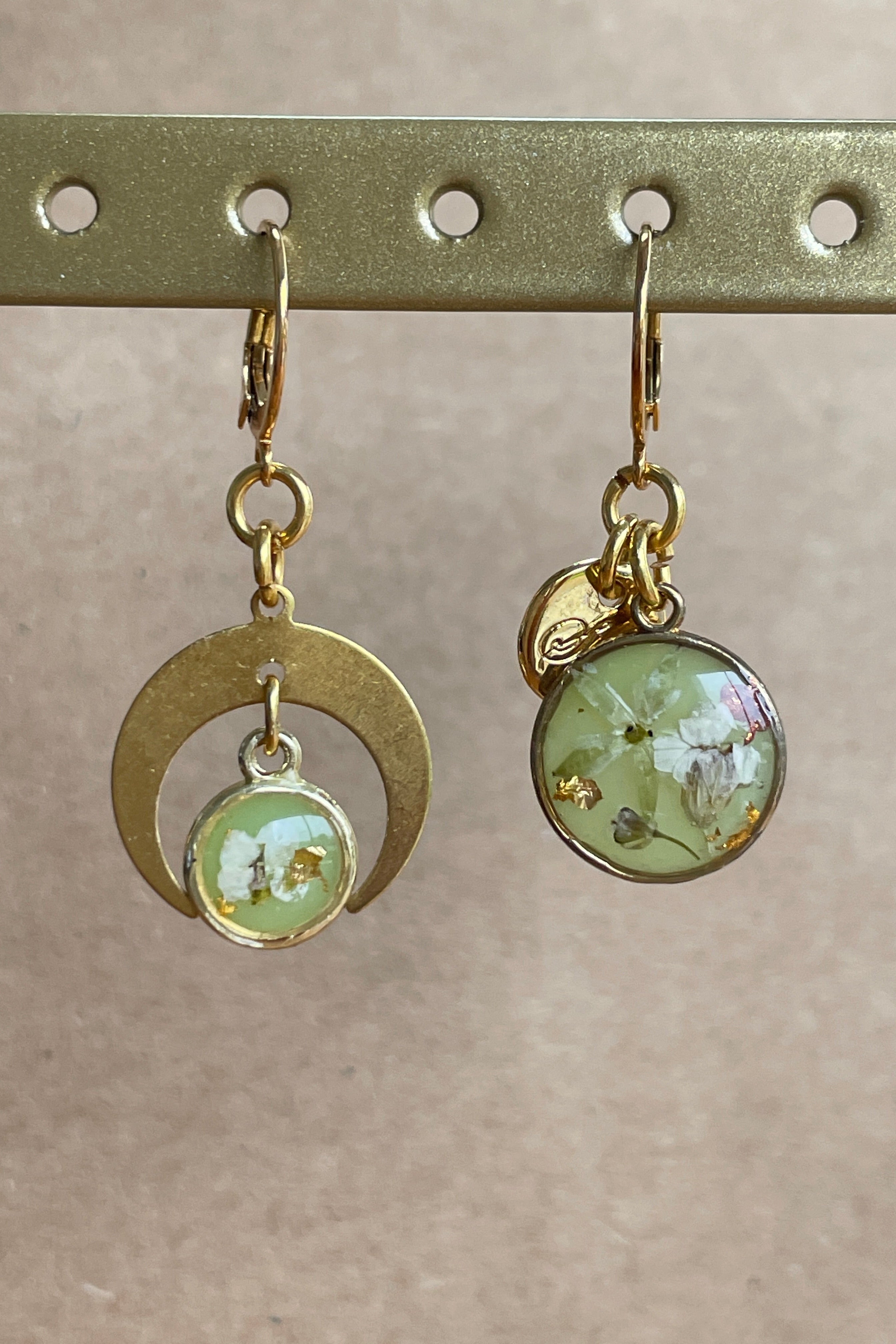 Boucles d'oreilles asymétriques - Alice (Blanches et Vertes)