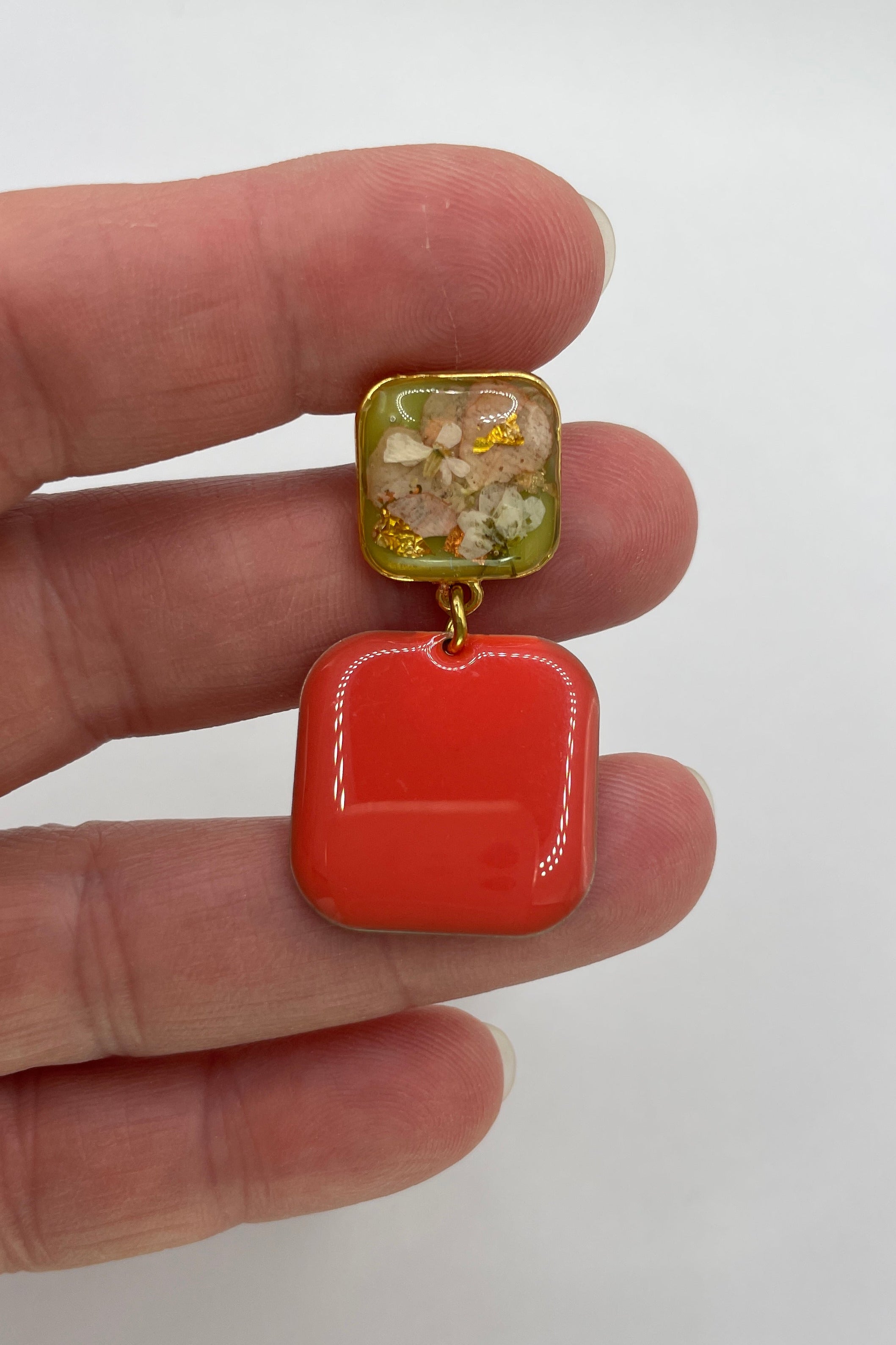 Clous carrés verts et corail