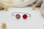 Bracelet jonc - Fleur blanche & Résine rouge