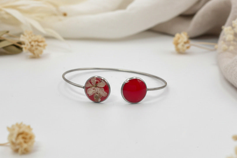 Bracelet jonc - Fleur blanche & Résine rouge