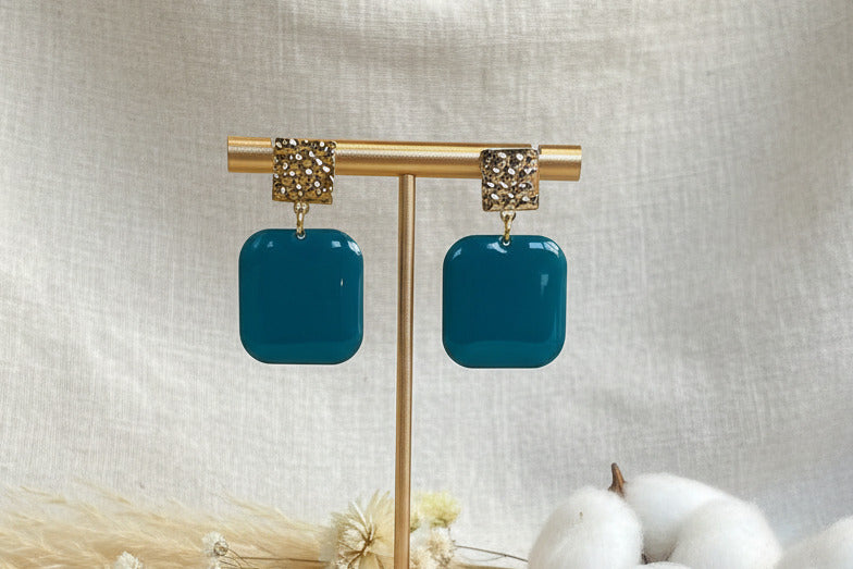 Clous carrés martelés dorés