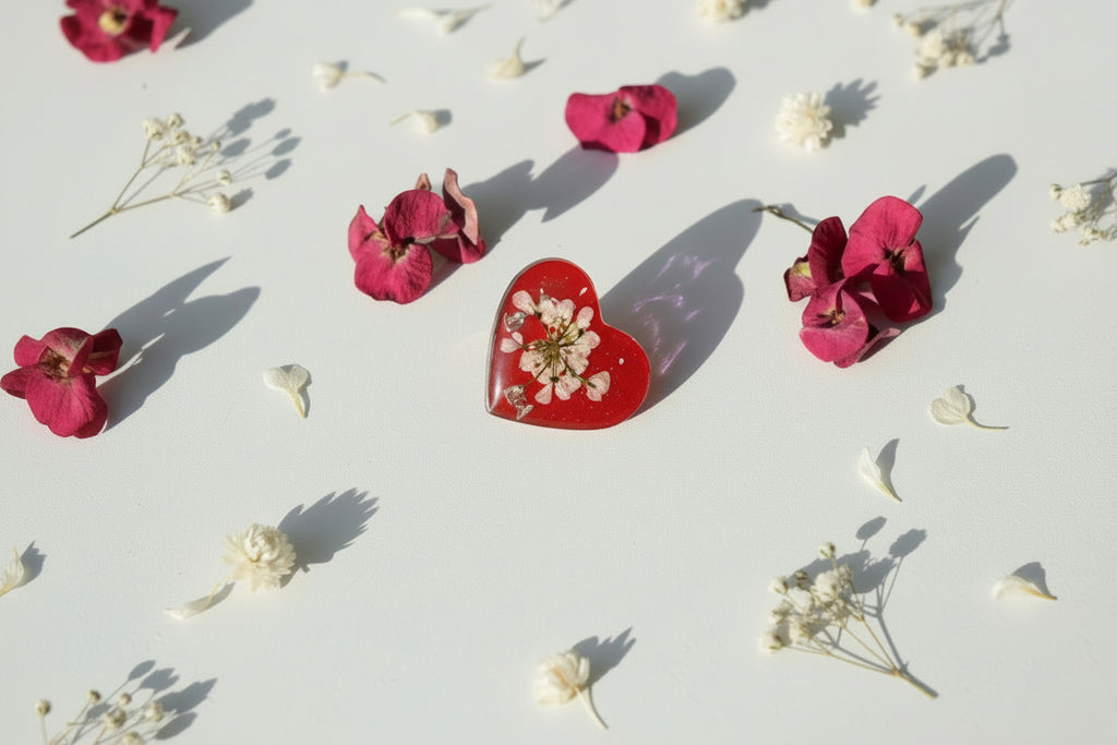 Pin’s – Coeur argenté rouge & Fleurs blanches