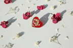 Pin’s – Coeur argenté rouge & Fleurs blanches
