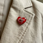 Pin’s – Coeur argenté rouge & Fleurs blanches