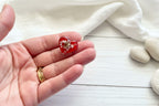 Pin’s – Coeur argenté rouge & Fleurs blanches