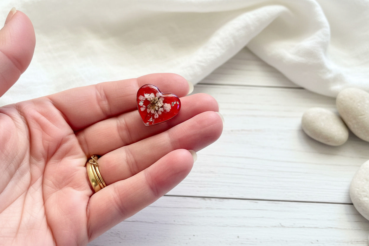 Pin’s – Coeur argenté rouge & Fleurs blanches