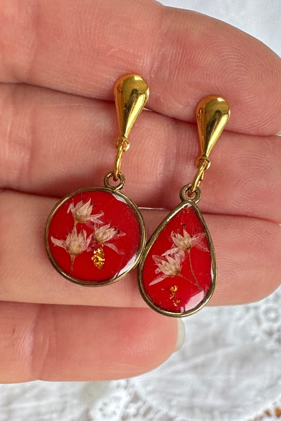 Boucles d'oreilles pendantes asymétriques - Gouttes rouges